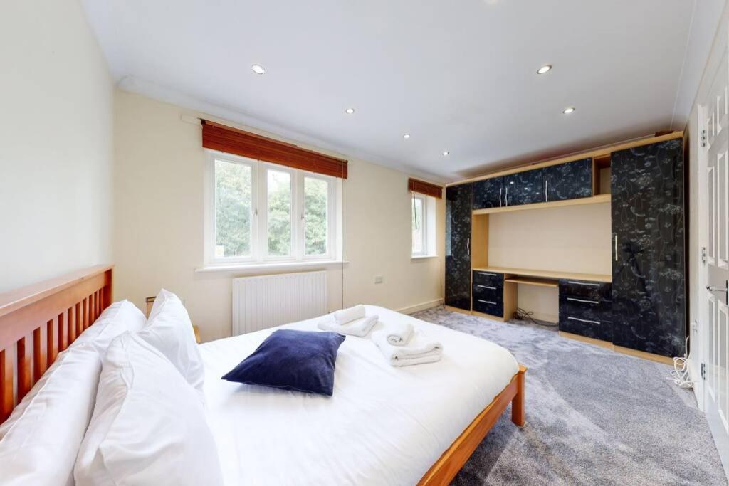 Super 2 Bed House With Privategarden Apartment London Exterior photo