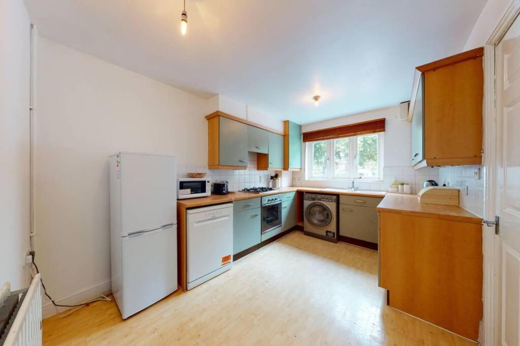 Super 2 Bed House With Privategarden Apartment London Exterior photo